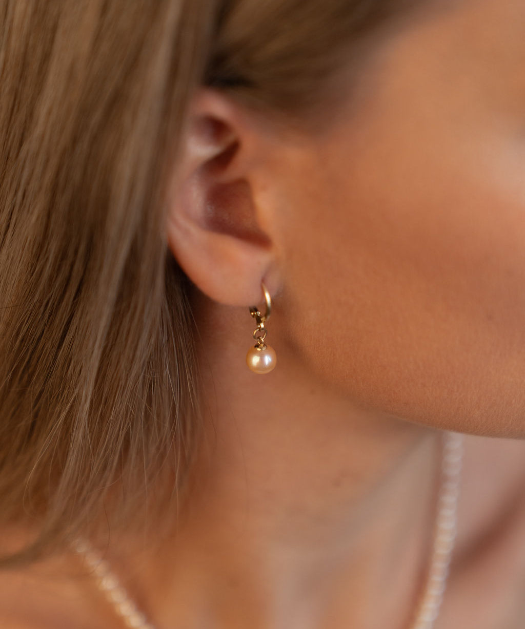 Cercei lungi cu perle naturale de cultură roz, purtați