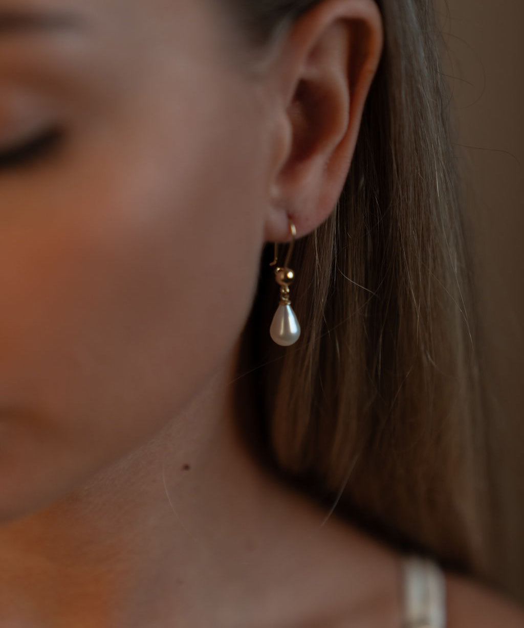 Cercei cu perle naturale de cultură albe, formă lacrimă, purtați