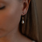 Cercei cu perle naturale de cultură albe, formă lacrimă, purtați