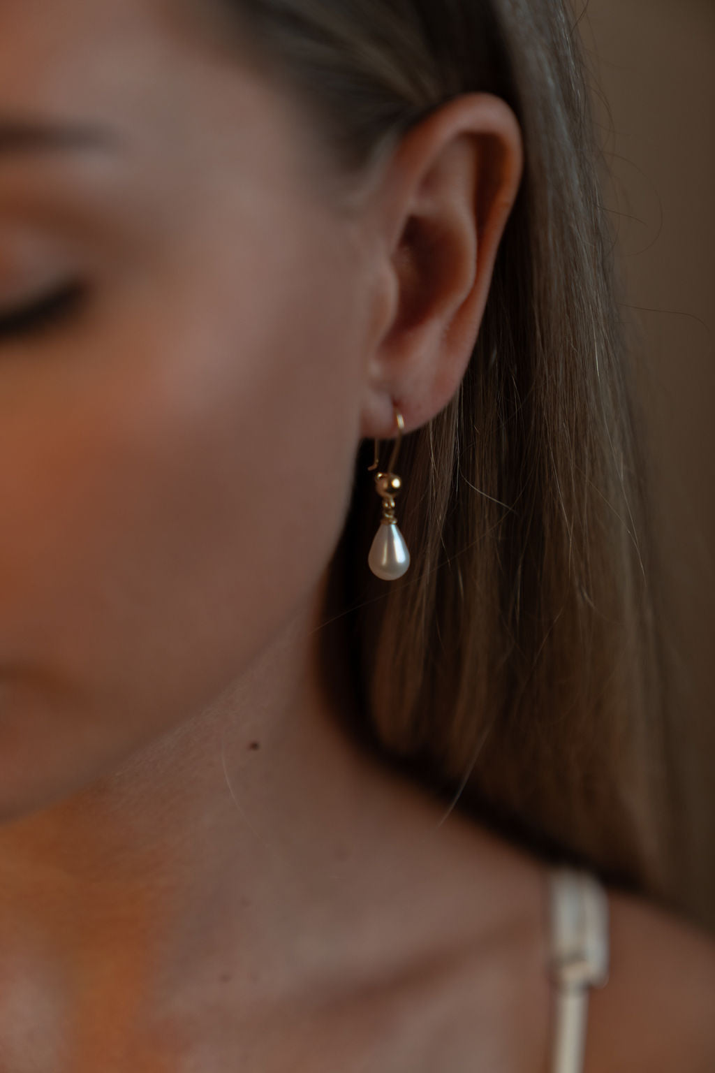 Cercei cu perle naturale de cultură albe, formă lacrimă, purtați