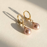 Cercei cu perle naturale de cultură mov, formă lacrimă, lifestyle