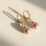 Cercei cu perle naturale de cultură mov, formă lacrimă, lifestyle