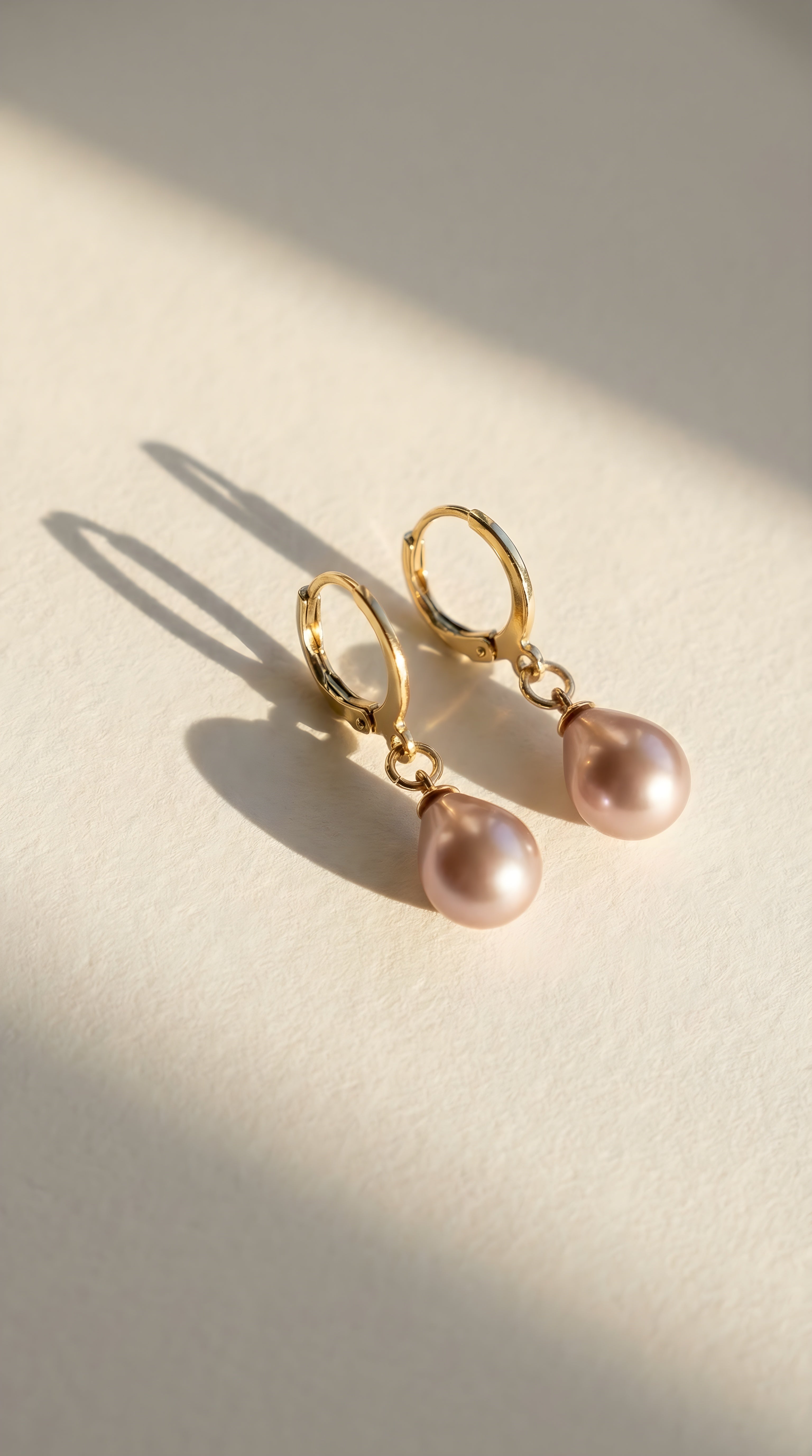 Cercei cu perle naturale de cultură mov, formă lacrimă, lifestyle