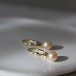 Cercei cu perle naturale de cultură roz din aur 14K detaliu