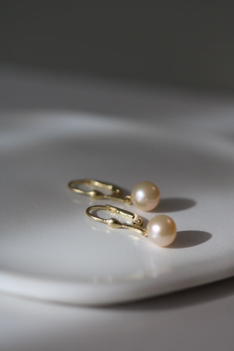 Cercei cu perle naturale de cultură roz din aur 14K detaliu