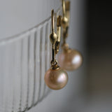 Cercei cu perle naturale de cultură roz din aur 14K lifestyle 