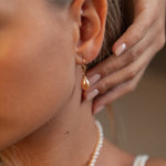 Cercei cu perle naturale de cultură roz, formă lacrimă, purtați