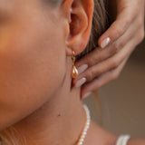 Cercei cu perle naturale de cultură roz, formă lacrimă, purtați