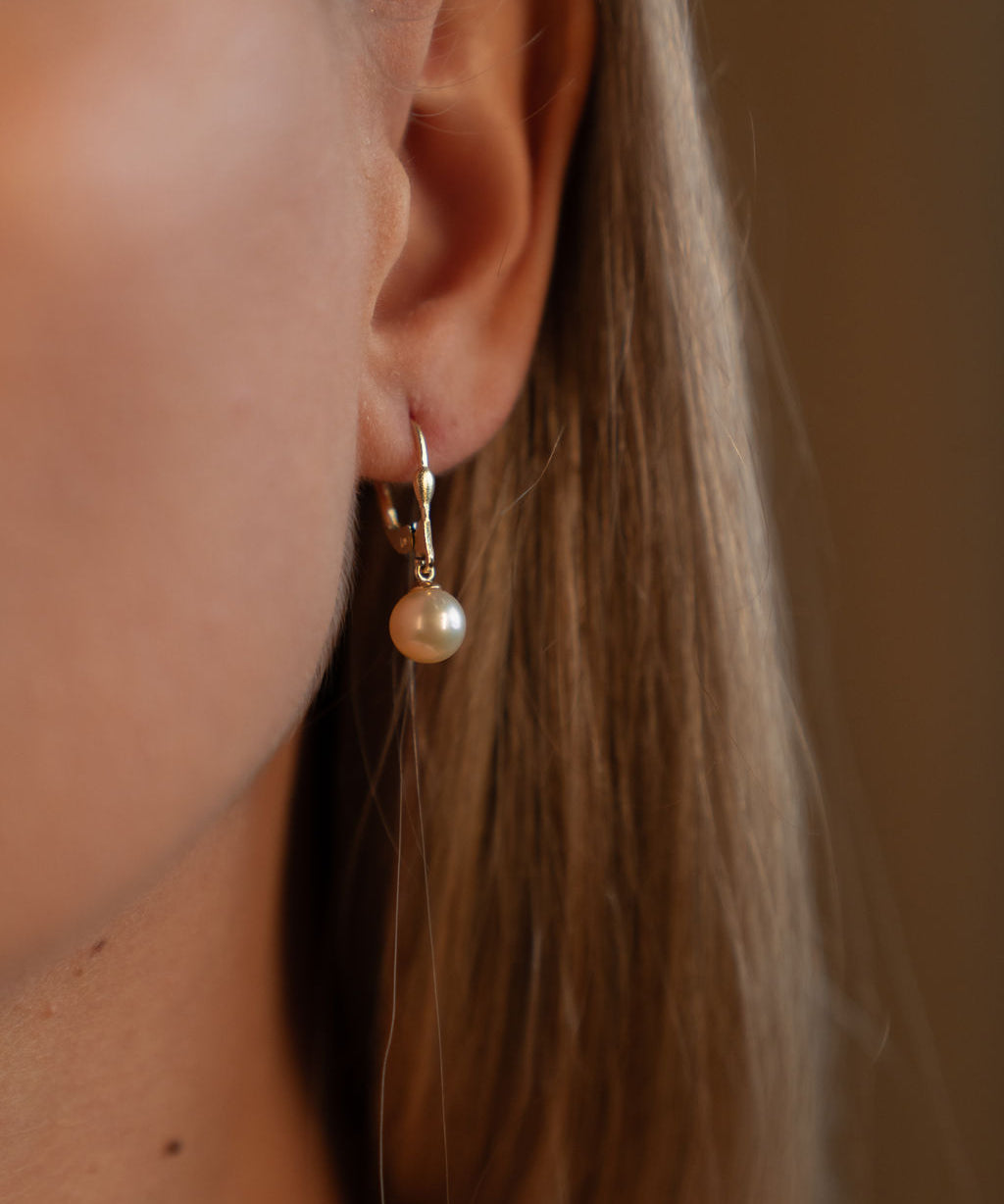 Cercei cu perle naturale de cultură roz, purtați