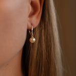 Cercei cu perle naturale de cultură roz, purtați