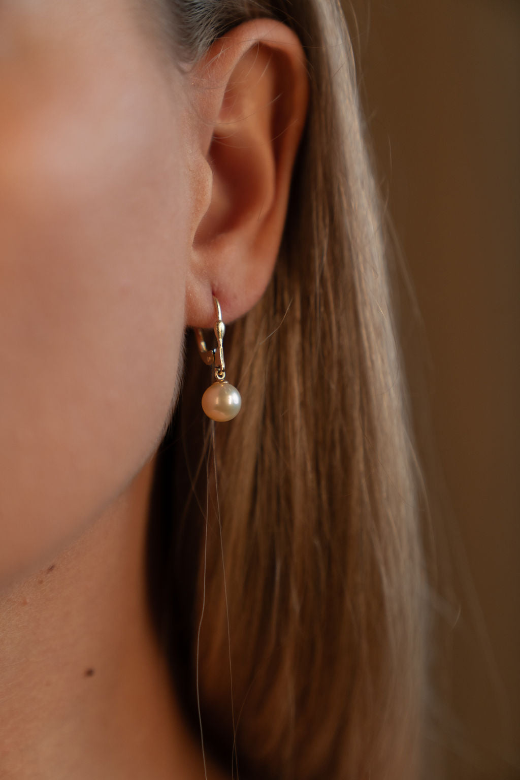 Cercei cu perle naturale de cultură roz, purtați