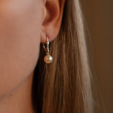 Cercei cu perle naturale de cultură roz, purtați