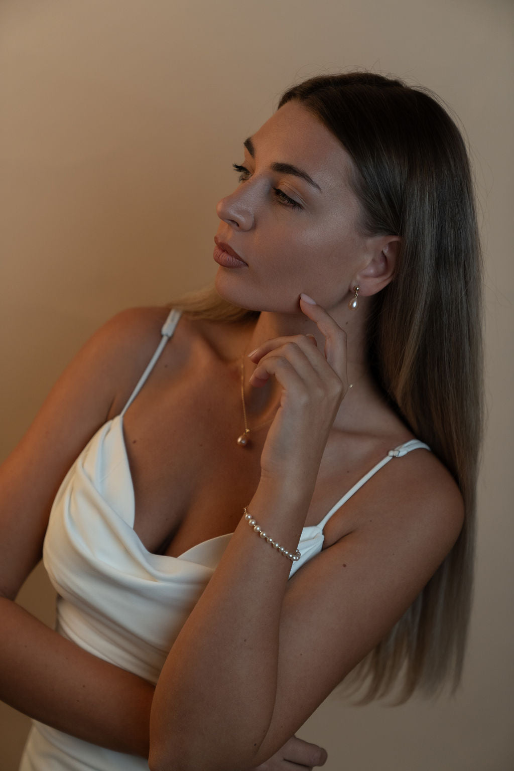 Cercei stud lungi eleganți cu perle naturale de cultură roz, formă lacrimă