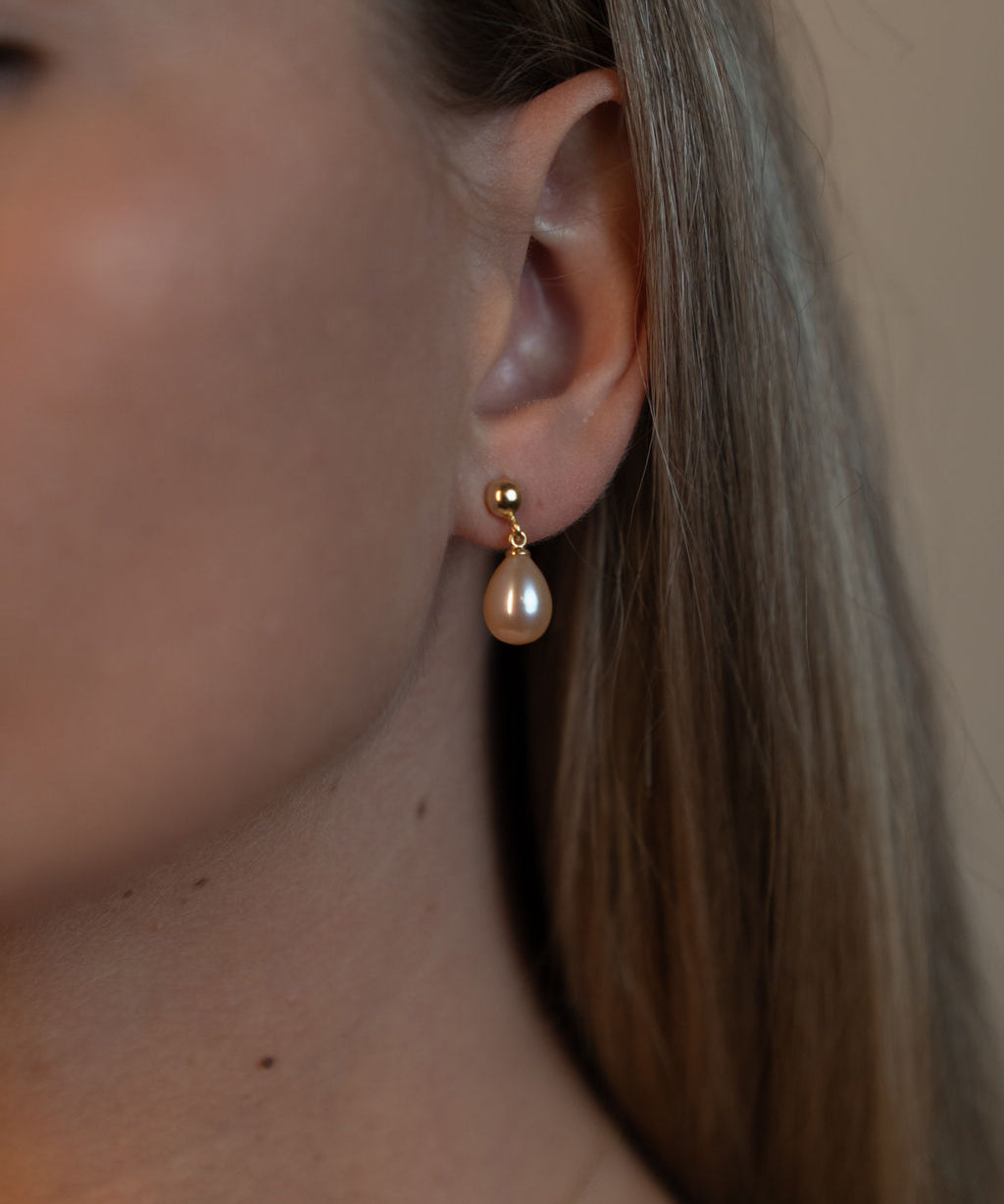 Cercei stud lungi cu perle naturale de cultură roz, formă lacrimă, purtați