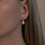 Cercei stud lungi cu perle naturale de cultură roz, formă lacrimă, purtați