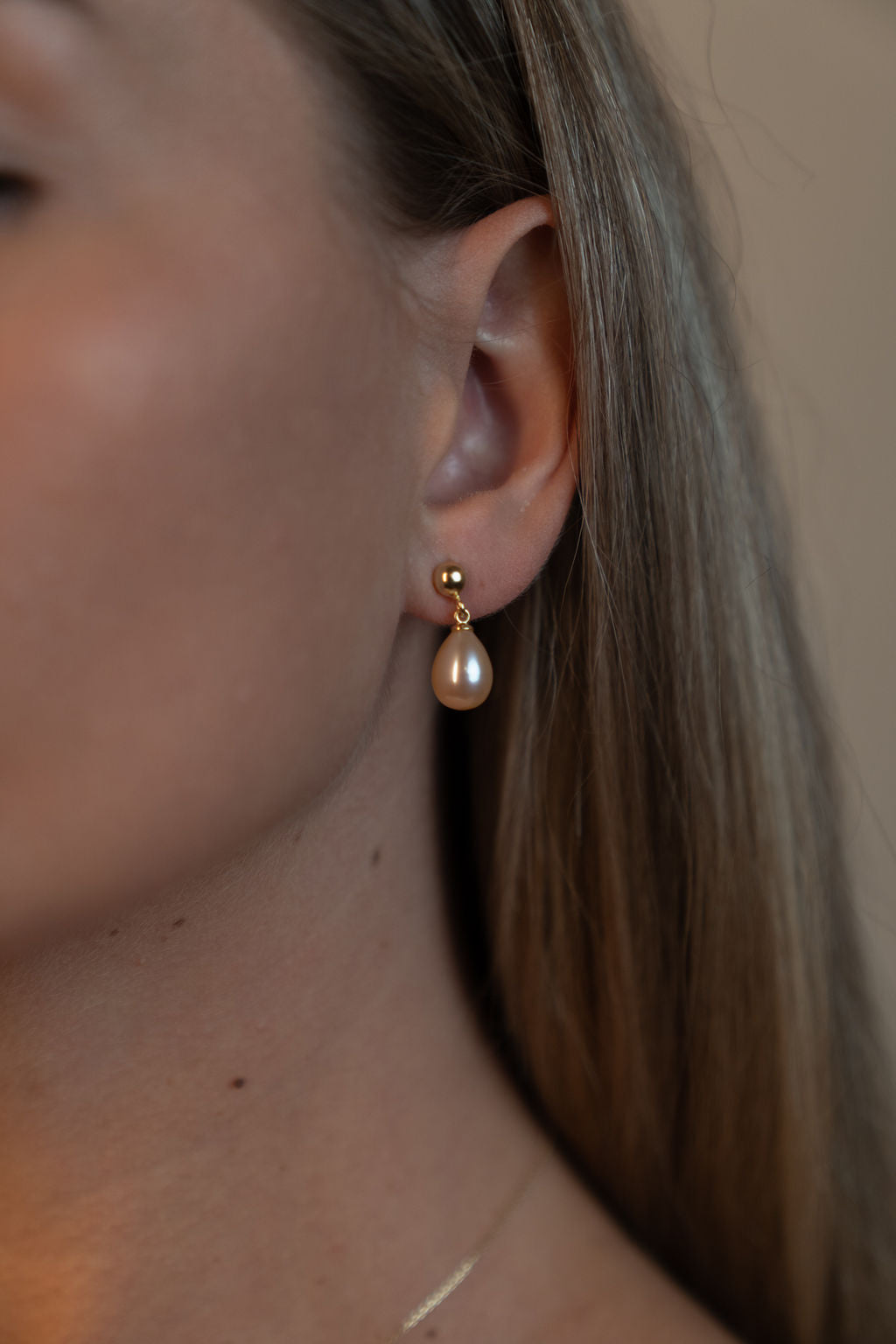 Cercei stud lungi cu perle naturale de cultură roz, formă lacrimă, purtați