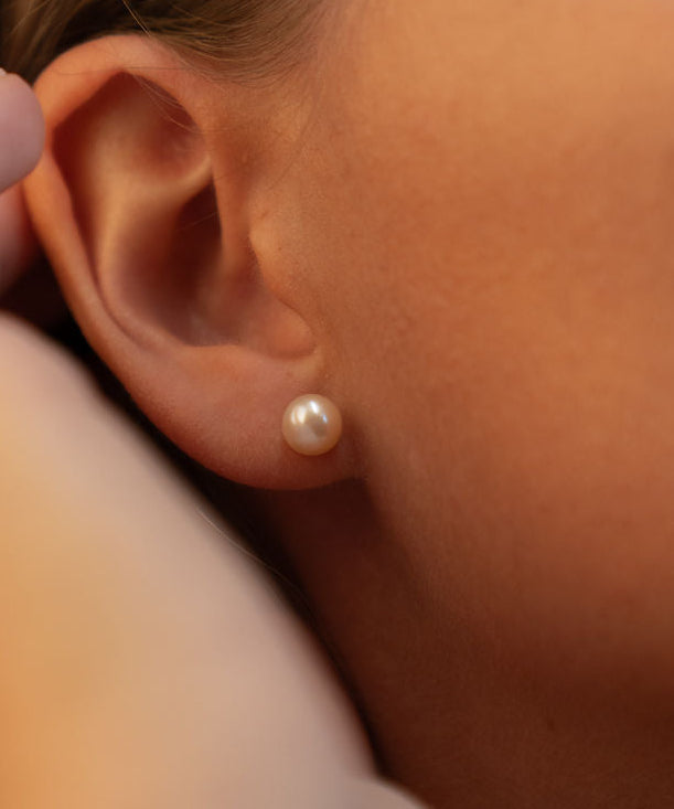 Cercei stud cu perle naturale de cultură champagne, purtați