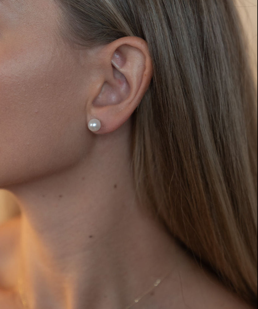 Cercei stud cu perle naturale de cultură albe, purtați
