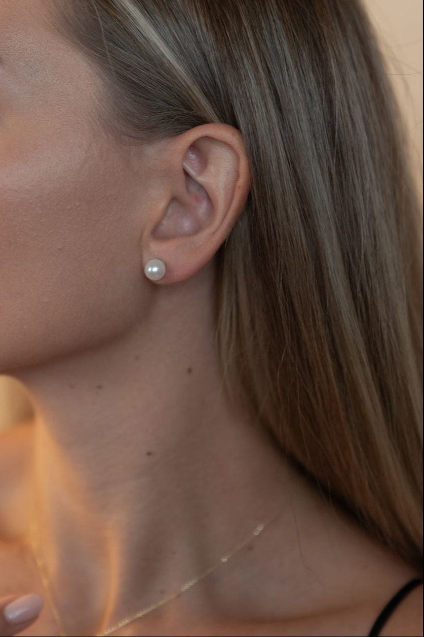 Cercei stud cu perle naturale de cultură albe, purtați