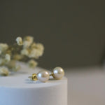 Cercei stud cu perle naturale de cultură champagne, prezentare produs