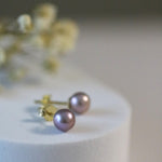 Cercei stud cu perle naturale de cultură mov lifestyle