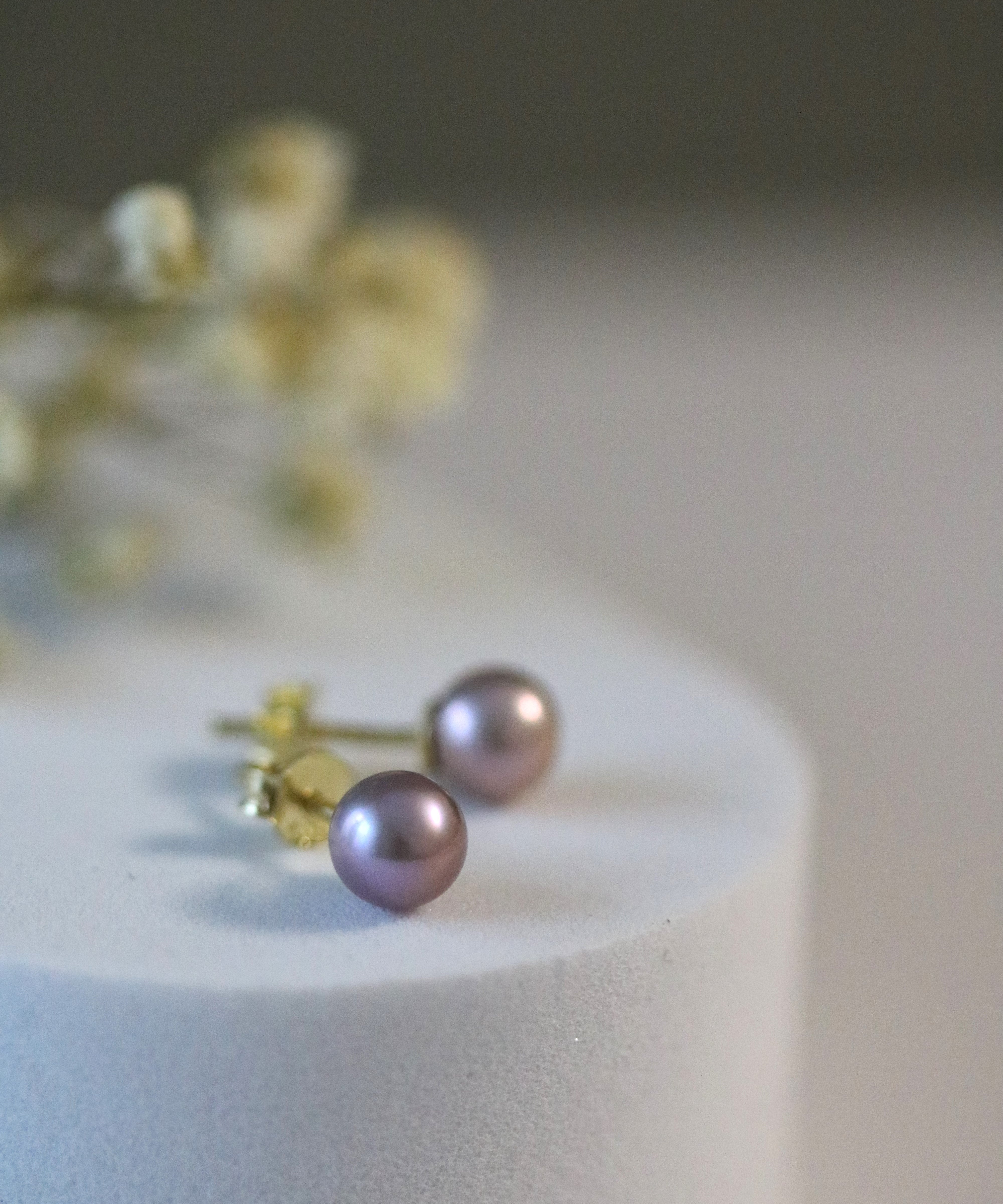 Cercei stud cu perle naturale de cultură mov lifestyle