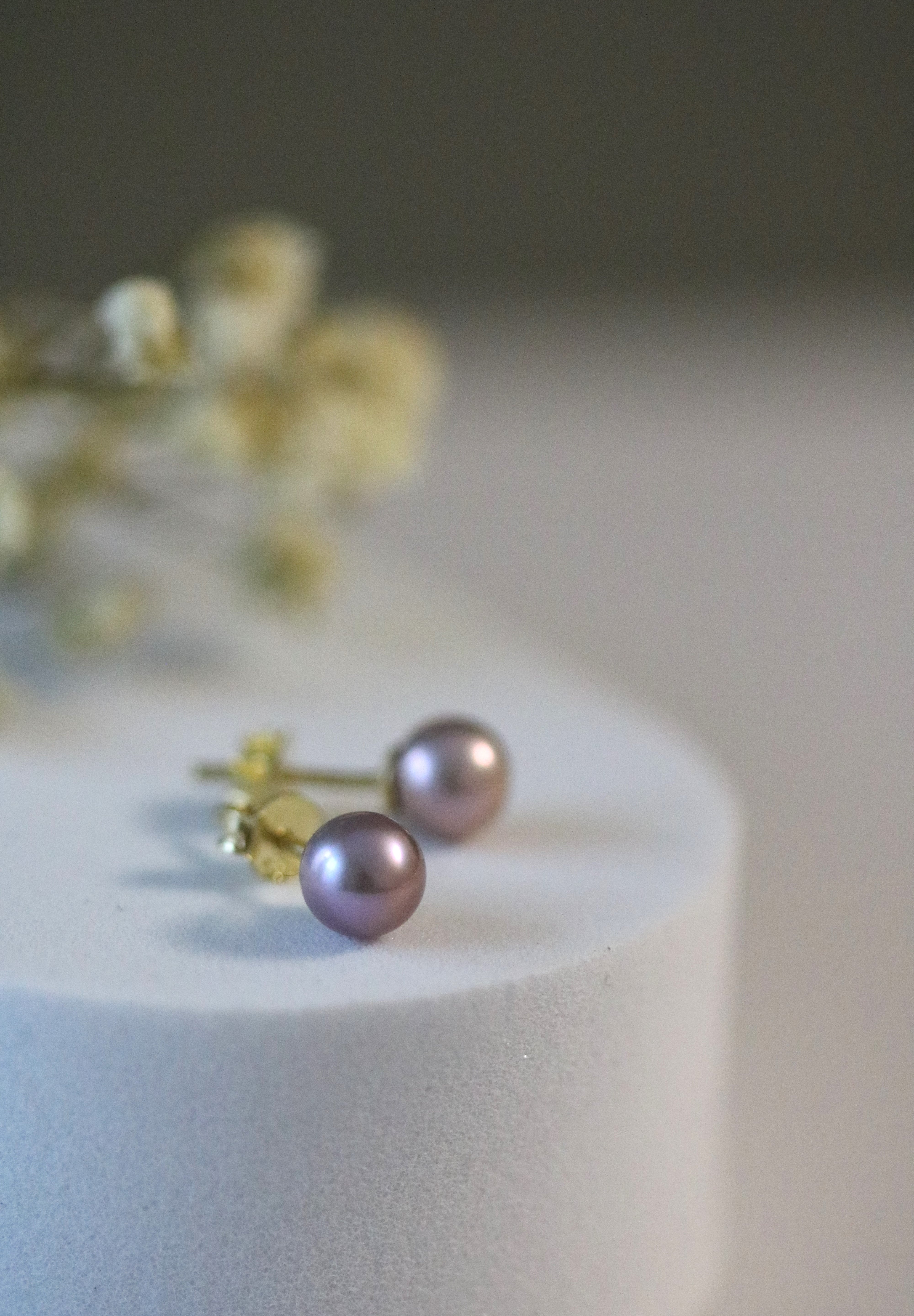 Cercei stud cu perle naturale de cultură mov lifestyle