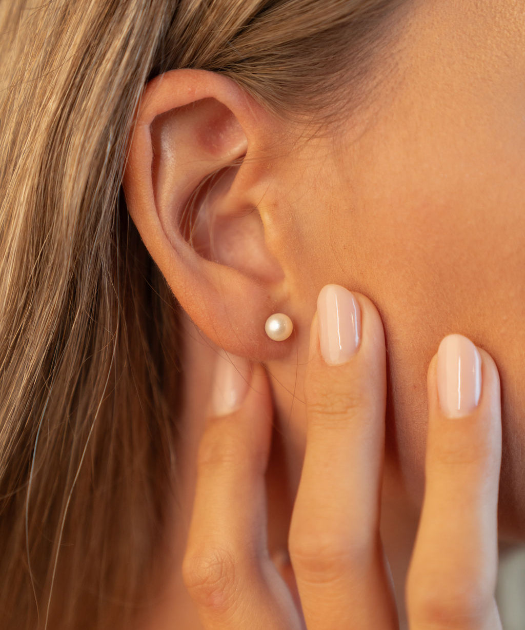 Cercei stud cu perle naturale de cultură albe, purtați