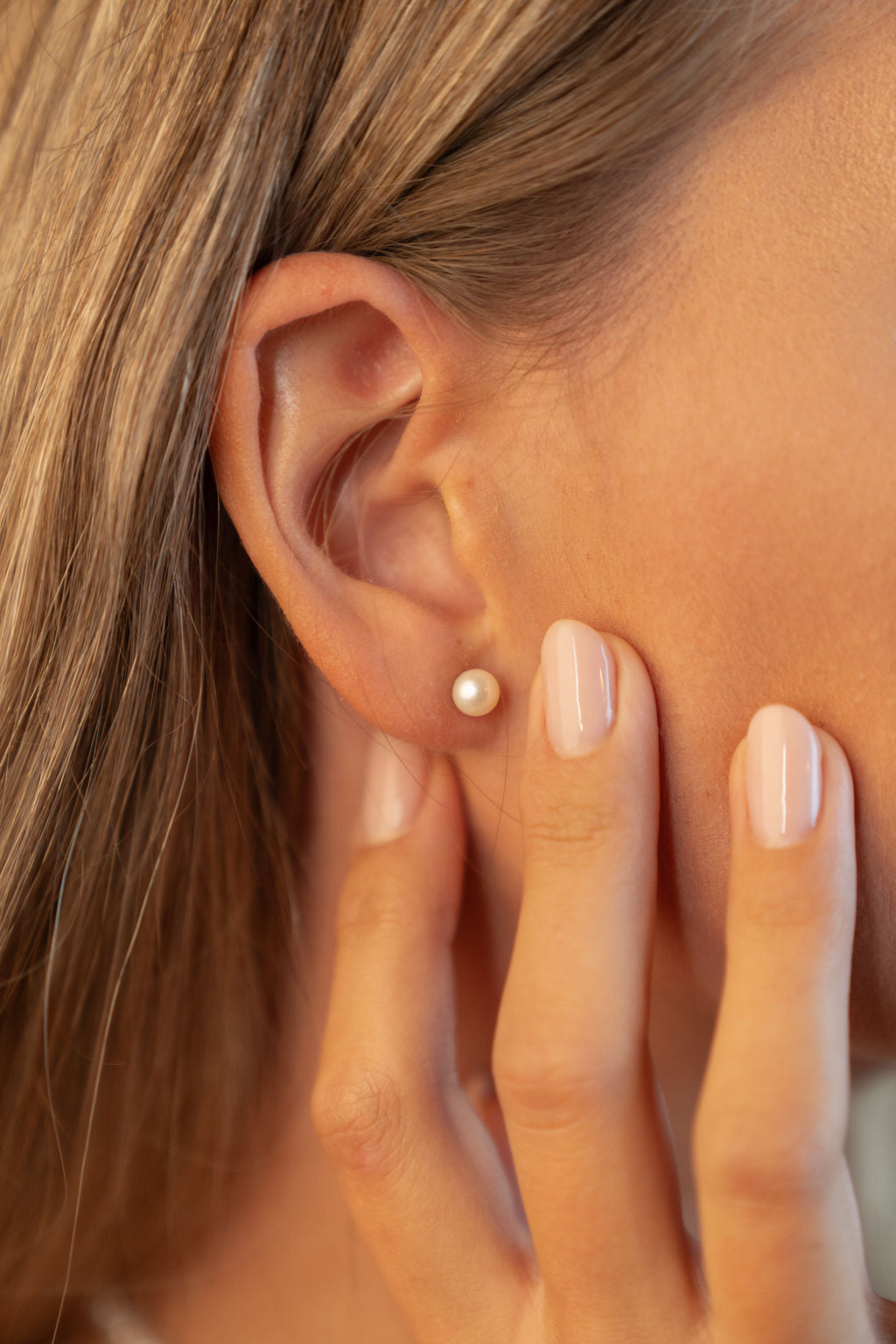 Cercei stud cu perle naturale de cultură albe, purtați