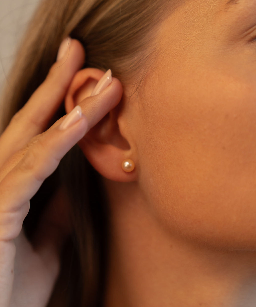Cercei stud cu perle naturale de cultură roz, purtați