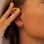 Cercei stud cu perle naturale de cultură roz, purtați