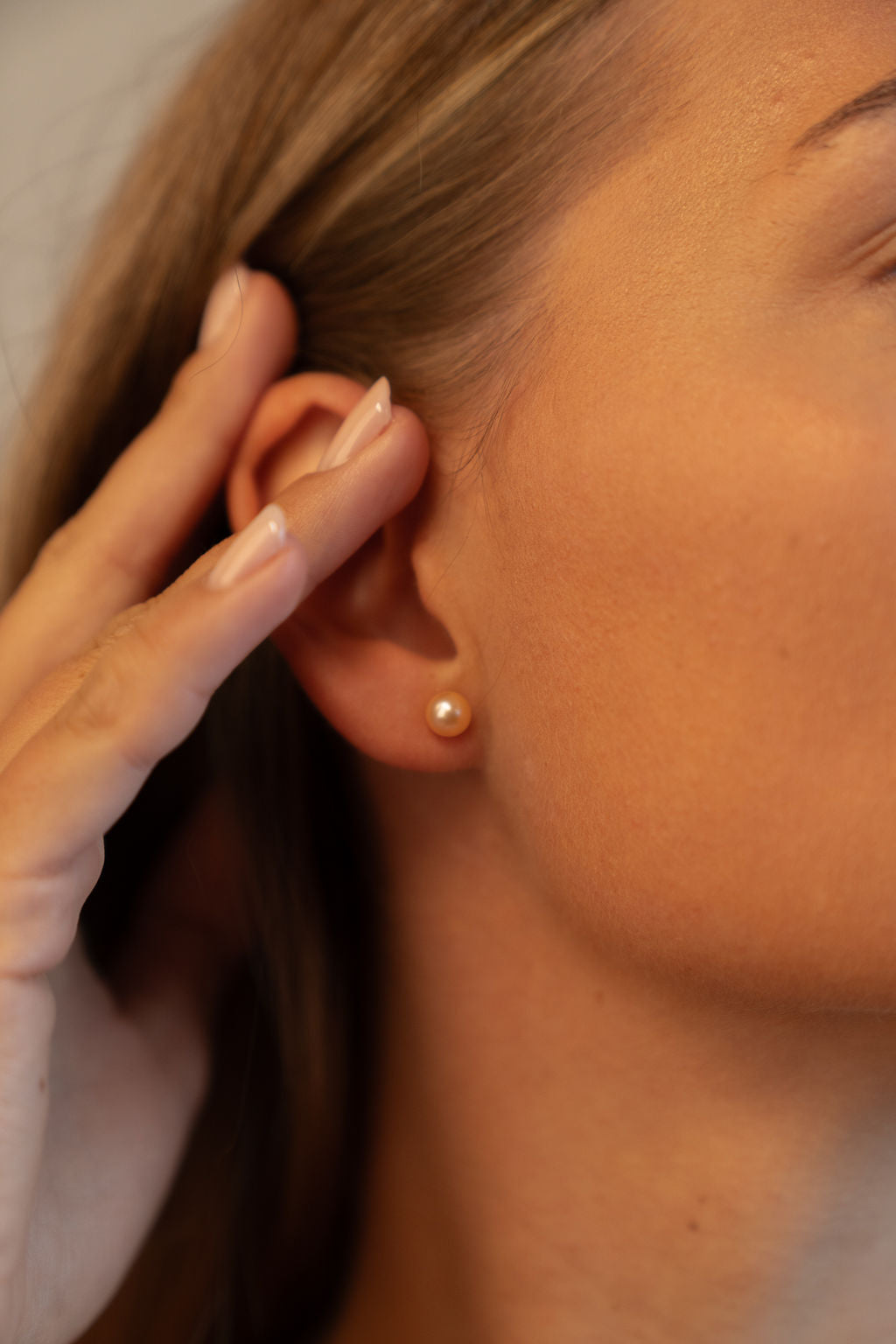 Cercei stud cu perle naturale de cultură roz, purtați