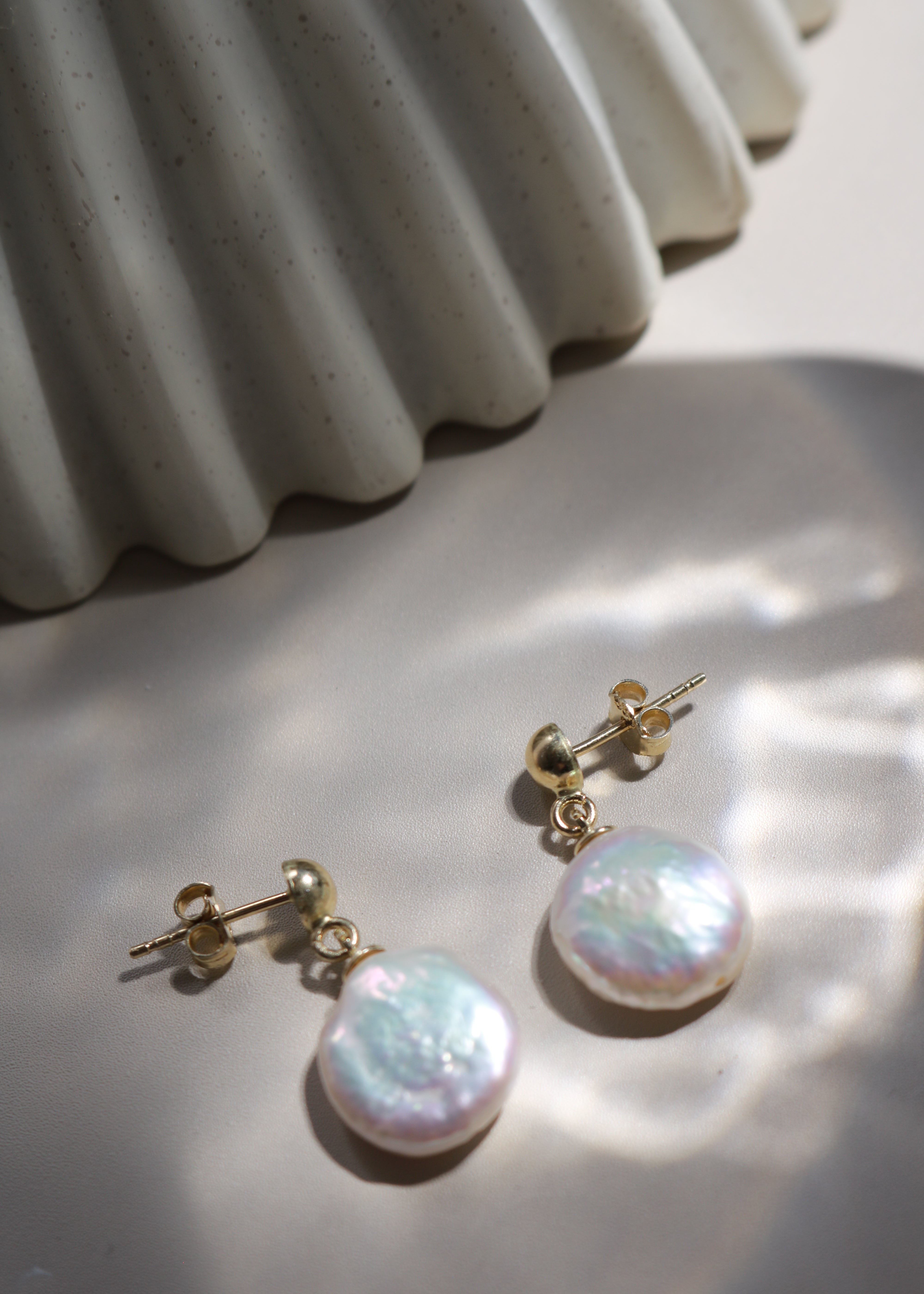 Cercei Aur 14K cu Perlă Keshi Rotundă — Alba - cercei perle naturale aur 14K - Royal Pearls