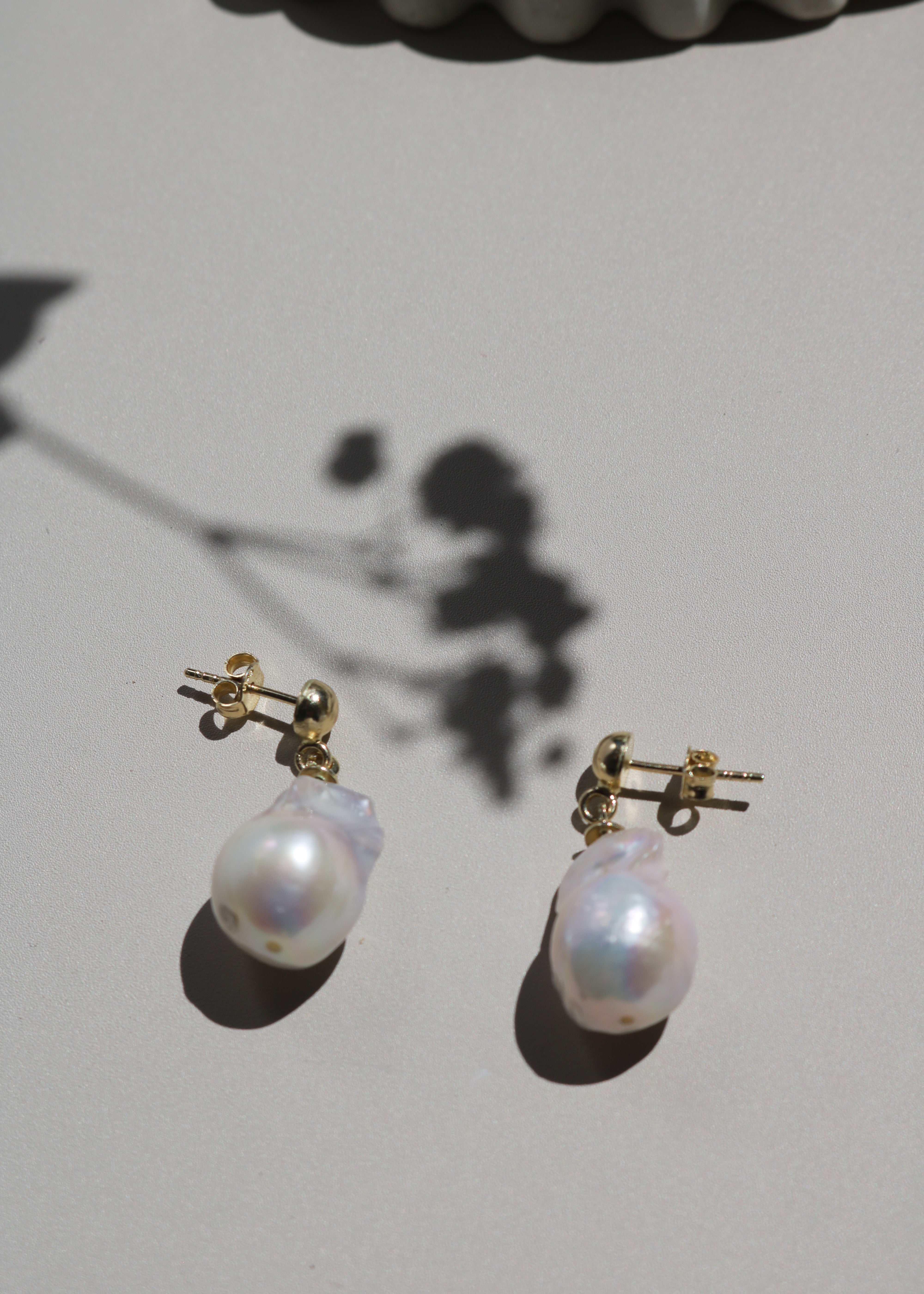 Cercei Aur 14K cu Perlă Baroc — Victoria detaliu - cercei perle naturale aur 14K - Royal Pearls