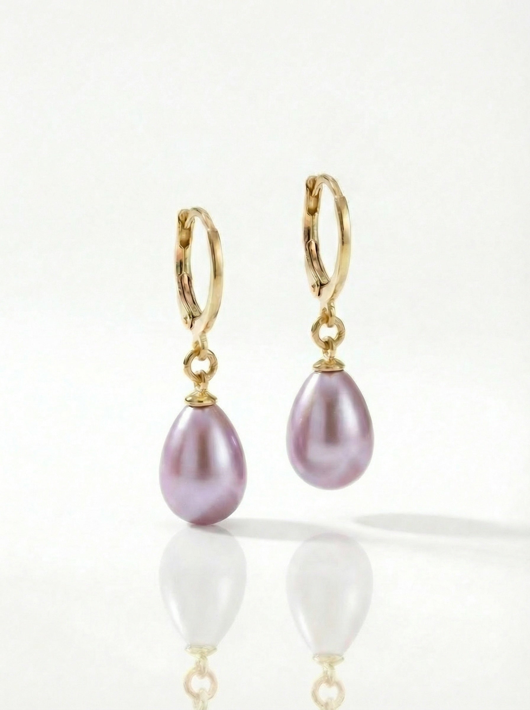 Cercei Aur 14K cu Perle Naturale Mov Lacrima 8-9mm — Sophie detaliu - cercei perle naturale aur 14K - Royal Pearls