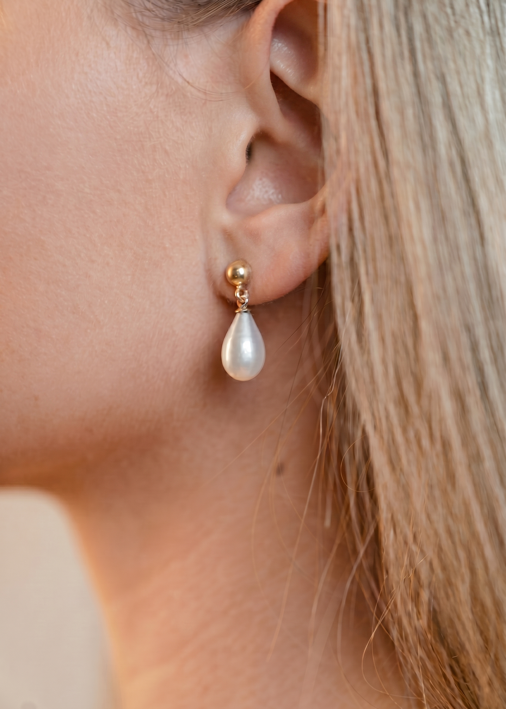 Cercei Aur 14K cu Perle Naturale Albe Lacrima 8-9mm Tija — Lady Di detaliu - cercei perle naturale aur 14K - Royal Pearls