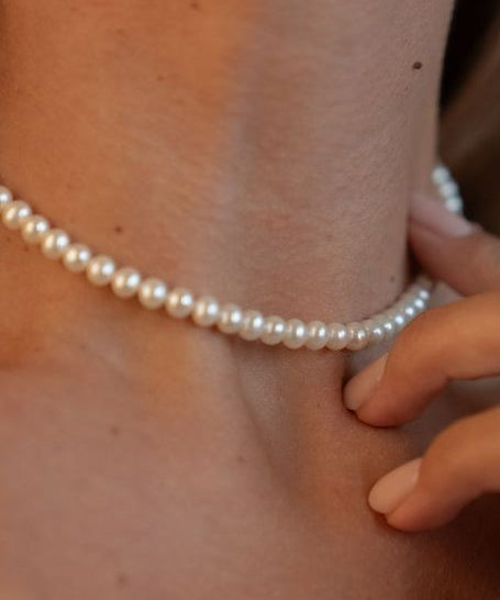 Colier cu perle de cultură champagne purtat la gât