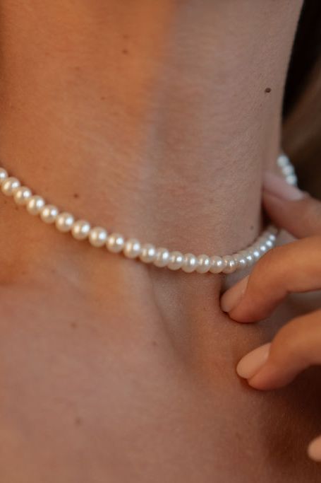 Colier cu perle de cultură champagne purtat la gât