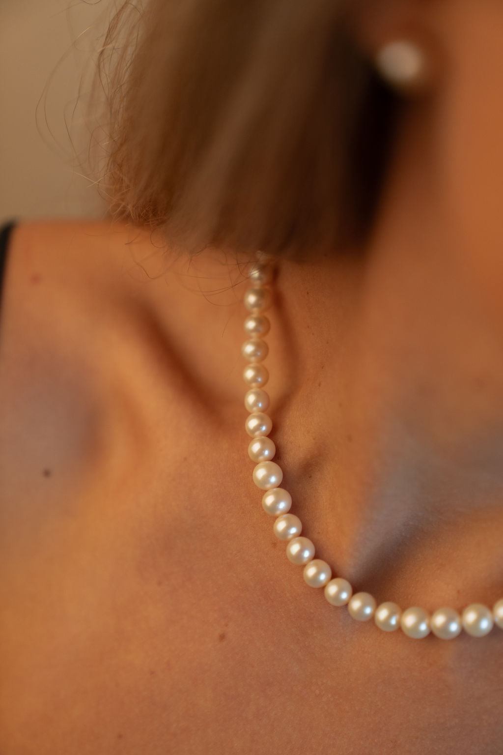 Colier elegant cu perle de cultură champagne, purtat la gât