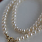 Colier elegant cu perle de cultură albe, purtat la gât
