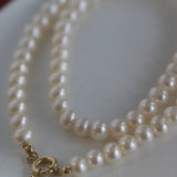 Colier elegant cu perle de cultură albe, purtat la gât