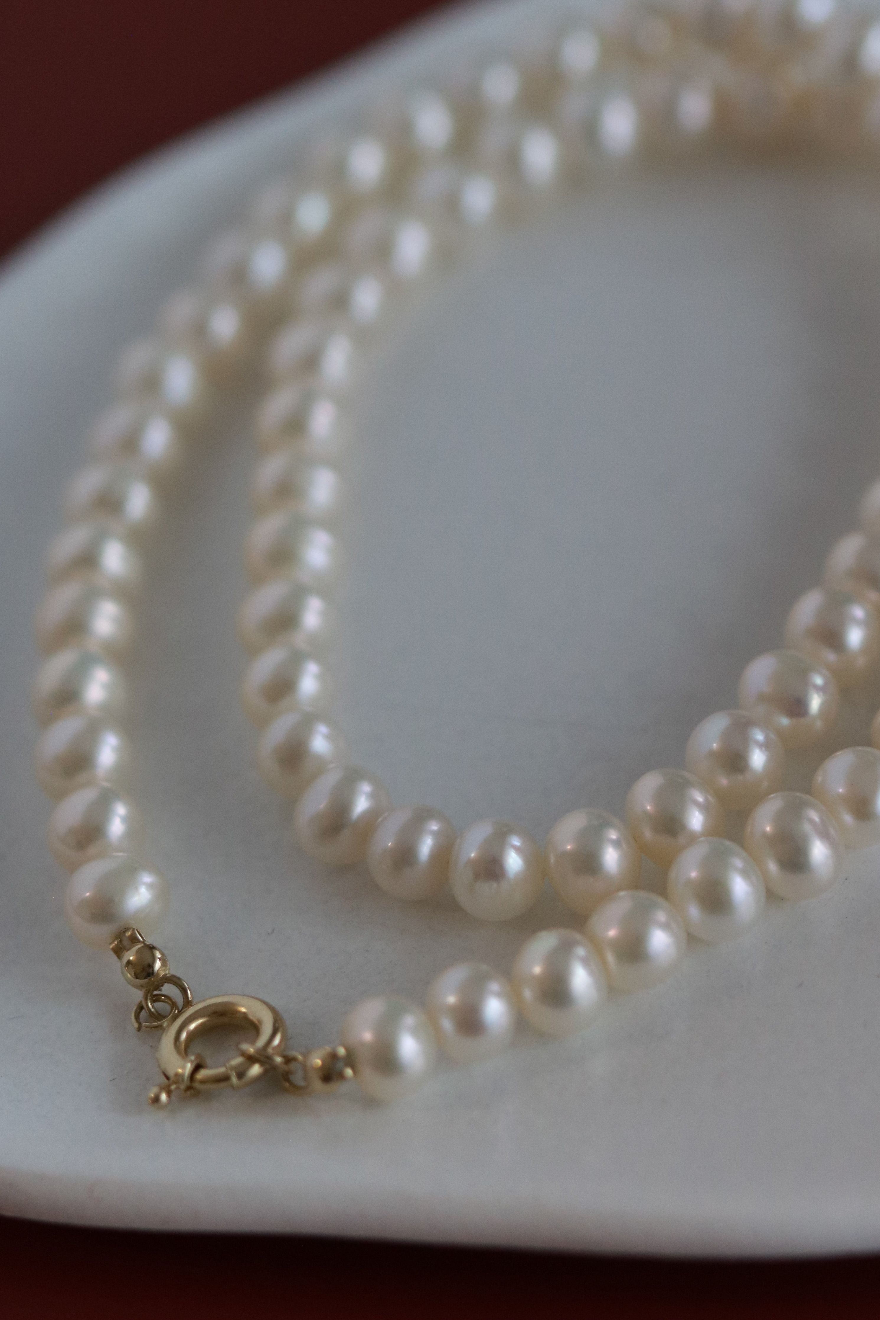 Colier elegant cu perle de cultură albe, purtat la gât