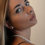 Colier cu perle de cultură champagne într-un cadru lifestyle elegant