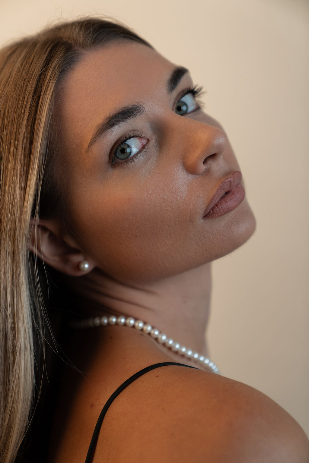 Colier cu perle de cultură champagne într-un cadru lifestyle elegant