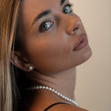 Colier cu perle de cultură champagne într-un cadru lifestyle elegant