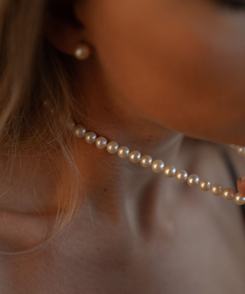 Colier cu perle de cultură champagne, purtat la gât