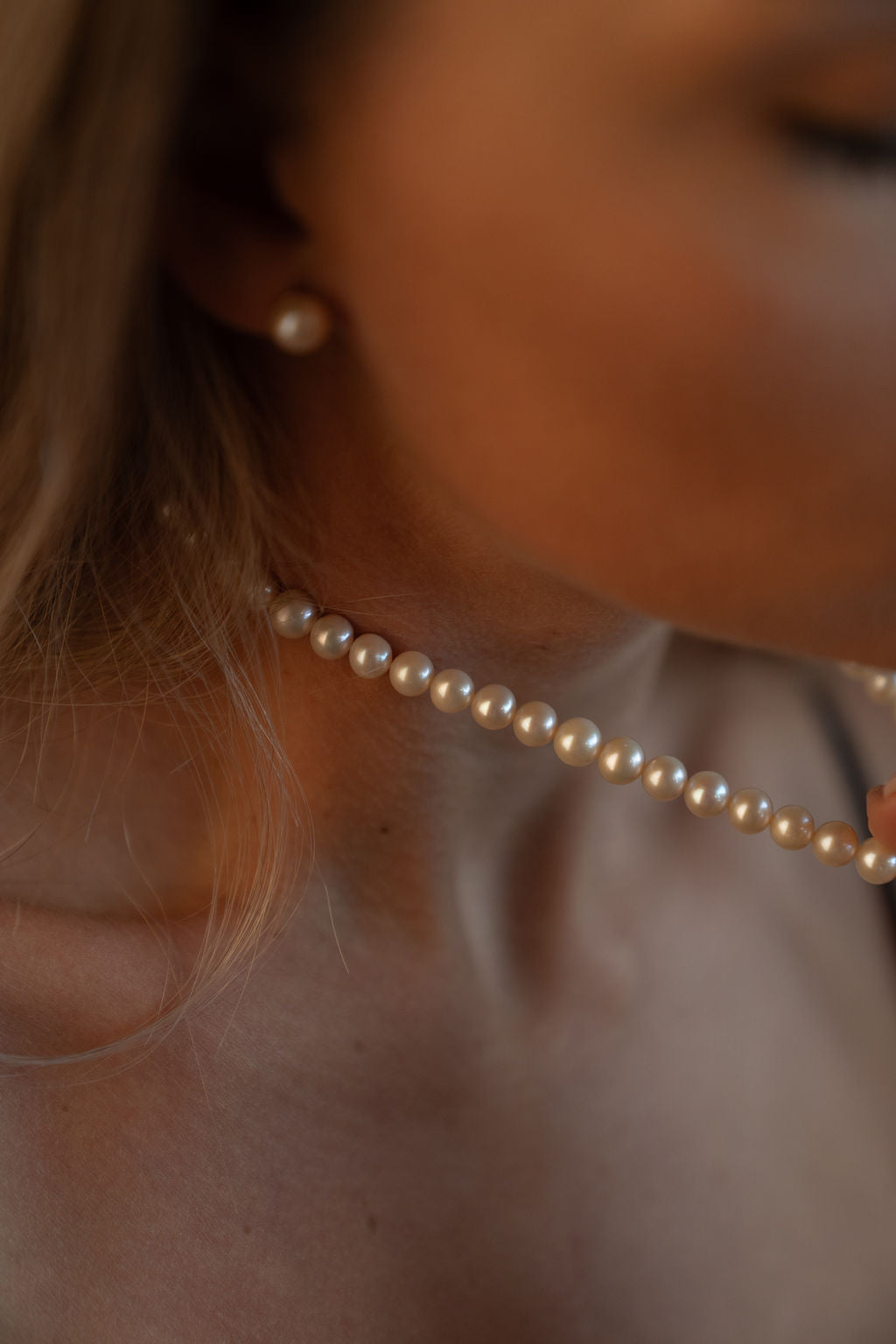 Colier cu perle de cultură champagne, purtat la gât