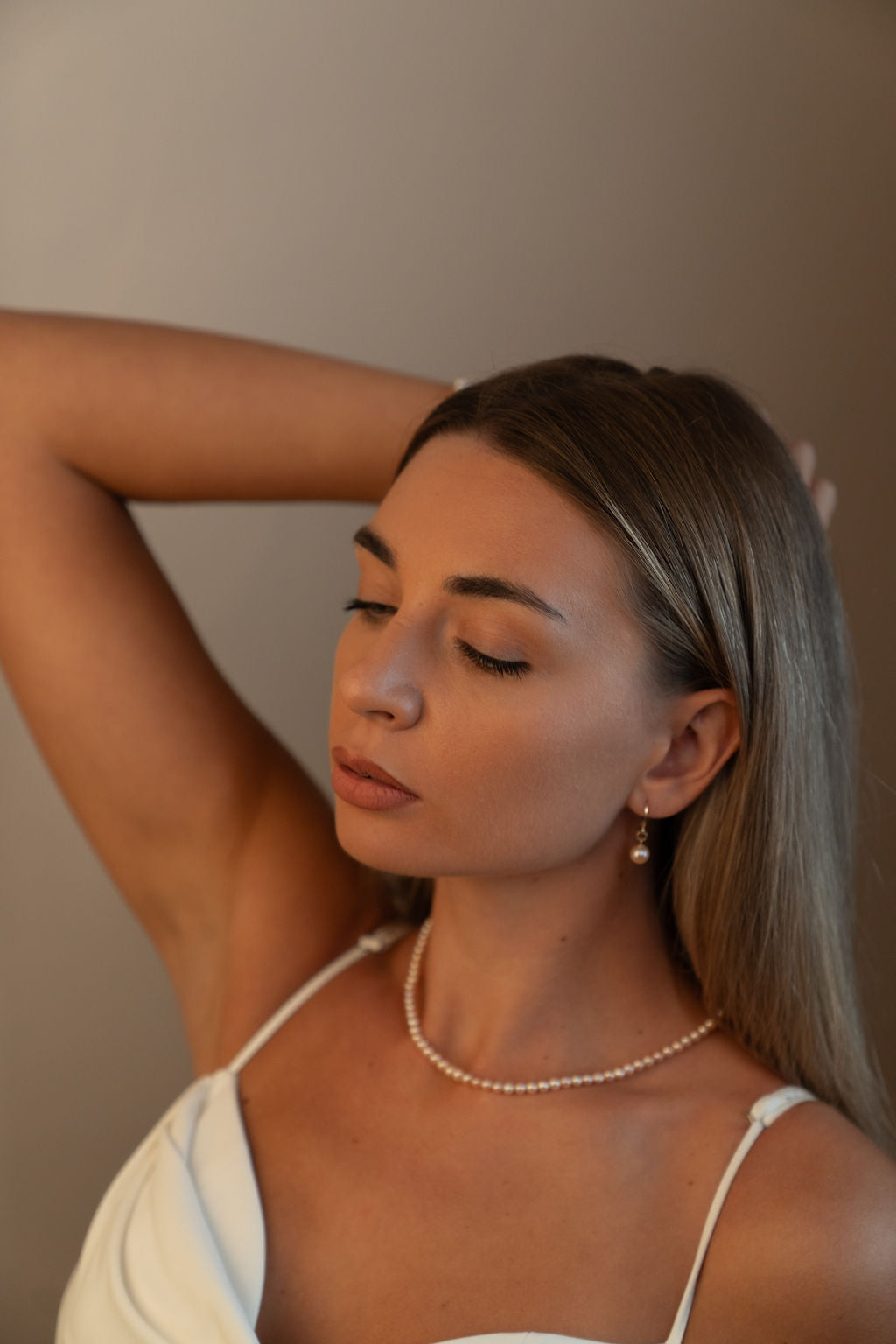 Colier delicat cu perle de cultură roz, purtat la gât