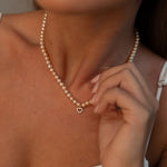 Colier elegant cu perle de cultură roz, purtat la gât