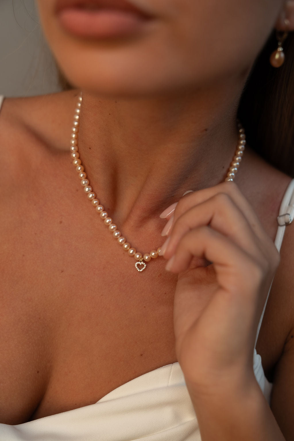 Colier elegant cu perle de cultură roz, purtat la gât
